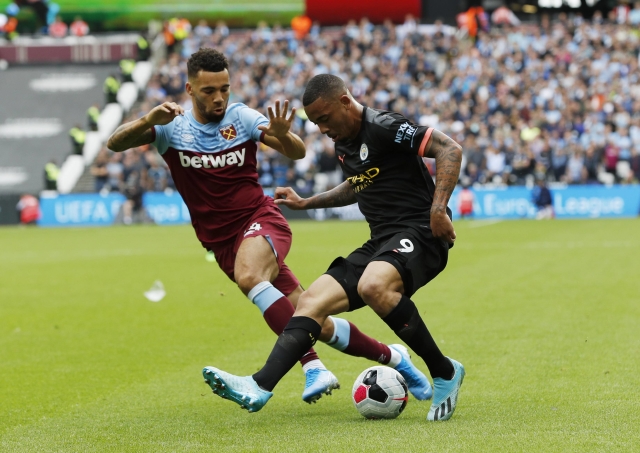 Střelec první branky Gabriel Jesus (vpravo) se snaží prokličkovat přes Frederickse.