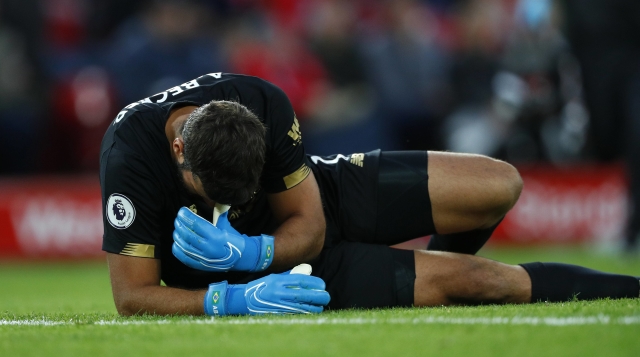 Zraněný brankář Alissona Becker.