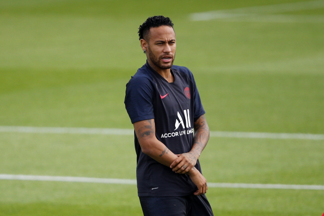 Brazilský fotbalista Neymar při tréninku v pařížském areálu.