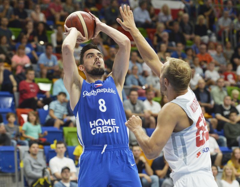 Český basketbalista Tomáš Satoranský (vlevo).