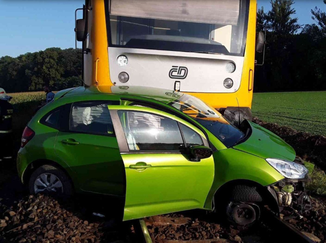 Vlak po střetu odtáhl auto o dalších 150 metrů.