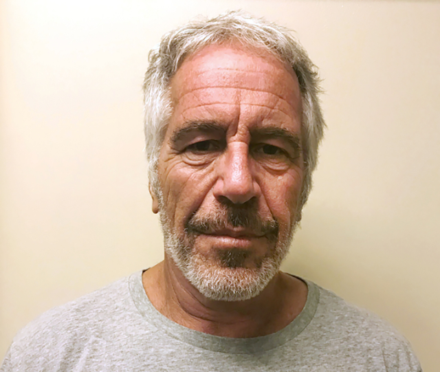 Americký finančník Jeffrey Epstein spáchal ve vazbě sebevraždu.