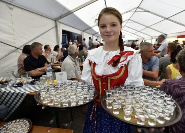 Tradiční košt slivovice a jiných ovocných pálenek na festivalu Vizovické Trnkobraní.