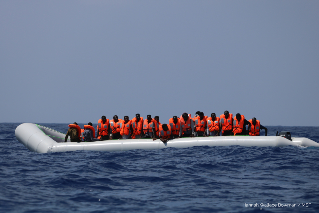 Migranti ve Středozemním moři.