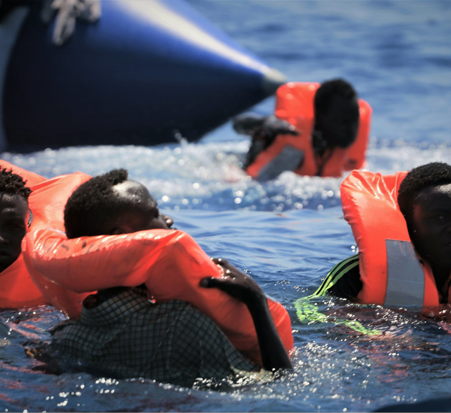 Migranti ve Středozemním moři.
