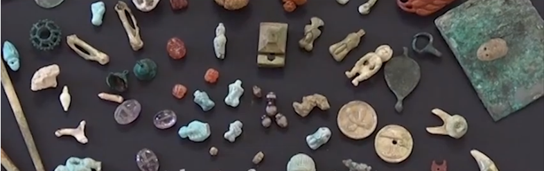 Archeologové našli v Pompejích sbírku rituálních amuletů.