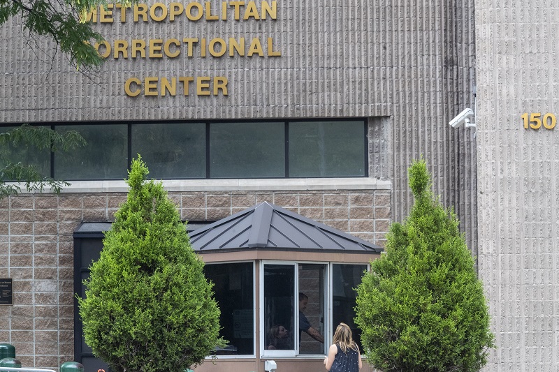 Jeffrey Epstein čelil obviněním z nelegálního obchodu se sexem.