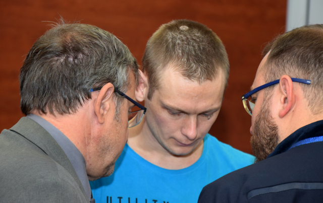 Obžalovaný Ukrajinec Andrij Matsola (uprostřed).