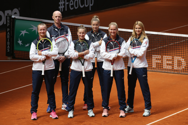 Česká tenisová reprezentace ve složení zleva Barbora Krejčíková, kapitán Petr Pála, Markéta Vondroušová, Karolína Muchová, Marie Bouzková a Lucie Šafářová.
