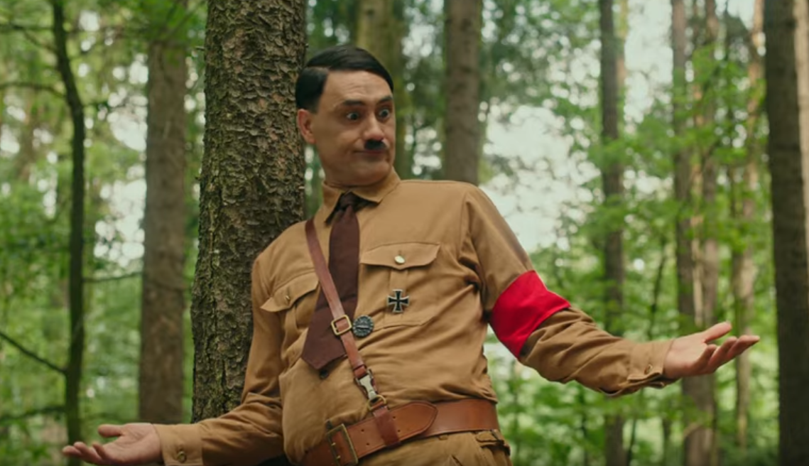 Taika Waititi jako Adolf Hitler ve svém připravovaném satirickém snímku Jojo Rabbit.