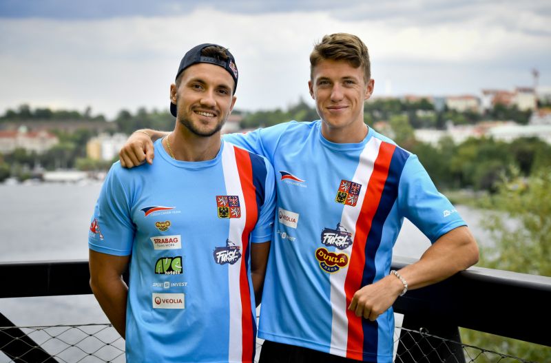 Bratři Martin (vlevo) a Petr Fuksovi 14. srpna 2019 v Praze při setkání s novináři před startem na mistrovství světa v rychlostní kanoistice v Maďarsku.