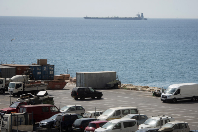 Tanker Grace 1 na břehu Gibraltaru.