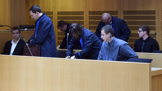 Zleva: obžalovaní Štěpán Černín, Tomáš Satora a Josef Richard Uhlík v soudní síni.