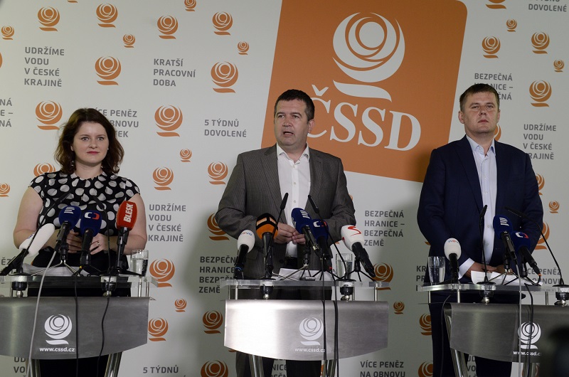 Předseda ČSSD Jan Hamáček (uprostřed) bude po návratu z dovolené řešit setrvání strany ve vládní koalici.