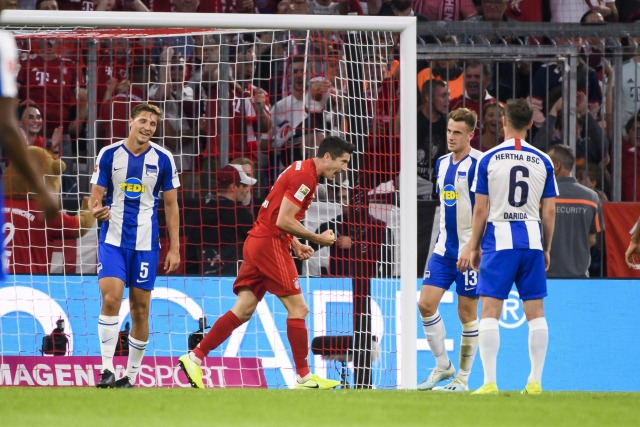 Vladimír Darida s číslem 6 (v modrobílém) sleduje, jak Lewandowski proměňuje penaltu.