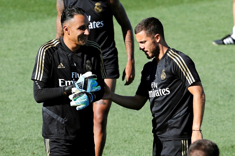 Eden Hazard diskutuje při tréninku s brankářem Realu Keylorem Navasem.