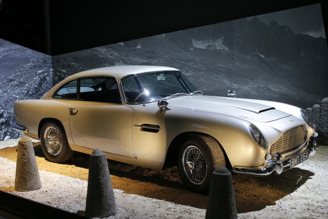 Vůz Jamese Bonda Aston Martin DB5.
