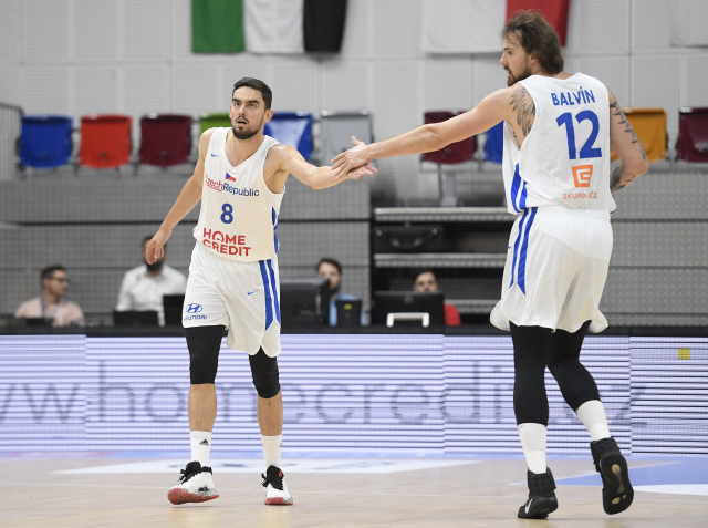 Čeští basketbalisté Tomáš Satoranský (vlevo) s Ondřejem Balvínem.