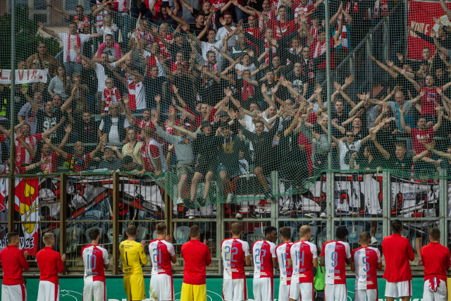 Fotbalisté Slavie na pozápasové děkovačce.