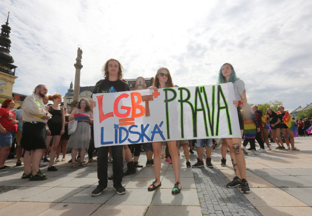 Centrem Ostravy prošel první průvod hrdosti gayů a leseb.