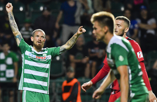 David Bartek z Bohemians (vlevo) se raduje z rozhodujícího gólu utkání.