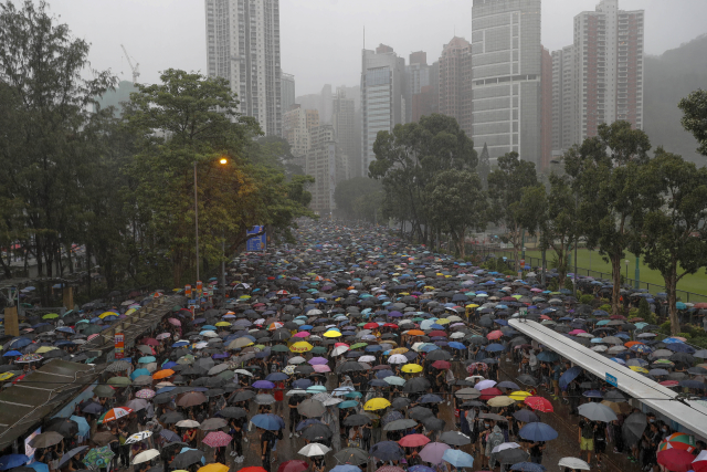 V hongkongském Victoria Parku protestují desetitisíce lidí.
