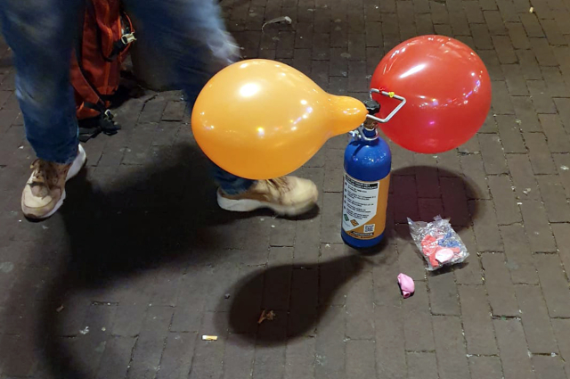 Mezi mladými roste obliba opojení z rajského plynu.