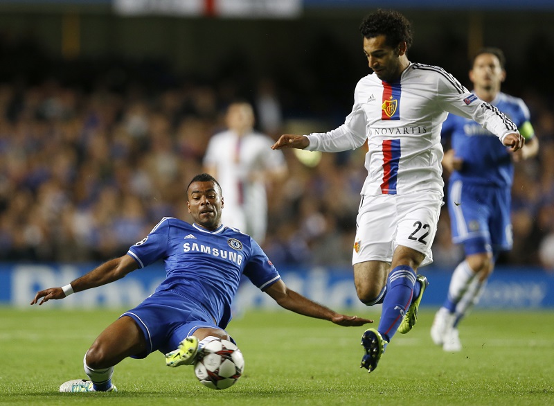 Anglický obránce Ashley Cole (v modrém) ukončil po 20 letech v profesionálním fotbalu bohatou kariéru. 