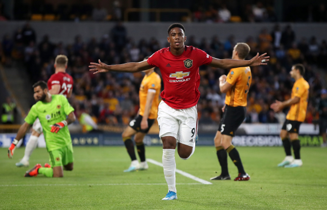 Anthony Martial slaví branku do sítě Wolves.