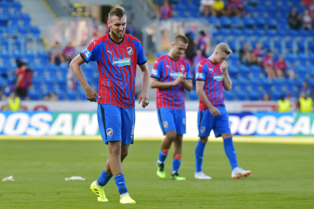 Zklamaní fotbalisté Viktorie Plzeň.