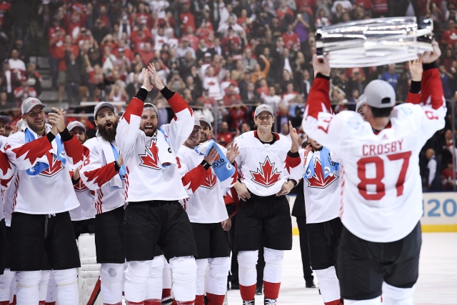 Sidney Crosby drží nad hlavou trofej pro vítěze Světového poháru z roku 2016.