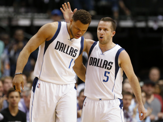 Hráči Justin Anderson (vlevo) a J.J. Barea (vpravo).