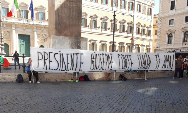 Italové čekají na vystoupení premiéra.