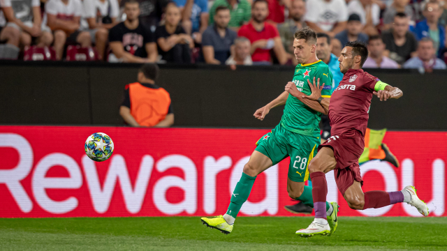 Zleva Lukáš Masopust ze Slavie a Mário Camora z Kluže.