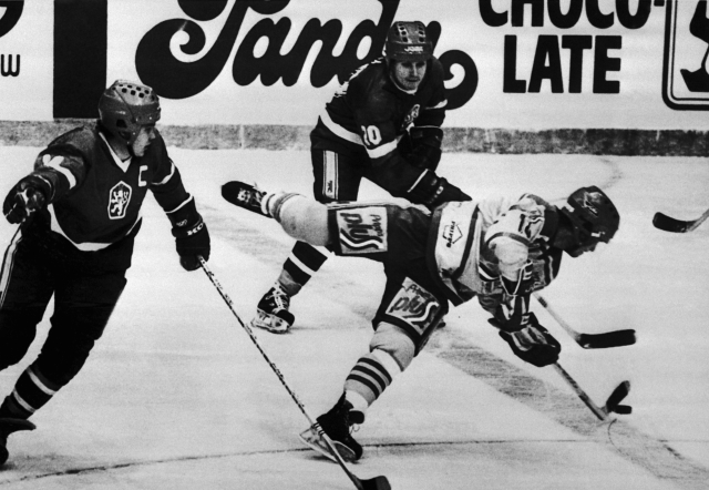 František Černík (vlevo) a Jiří Lála zastavují švédského hráče Anderssona. Foto z roku 1982.