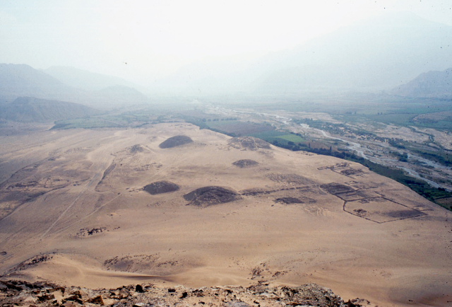 Lokalita Caral v údolí Supe, kde se provádí archeologická zkoumání.