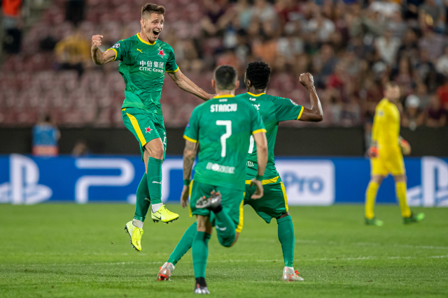 Úvodní utkání 4. předkola fotbalové Ligy mistrů: CFR Kluž - Slavia Praha, 20. srpna 2019 v Kluži. Lukáš Masopust (vlevo) ze Slavie se raduje se spoluhráči z gólu.