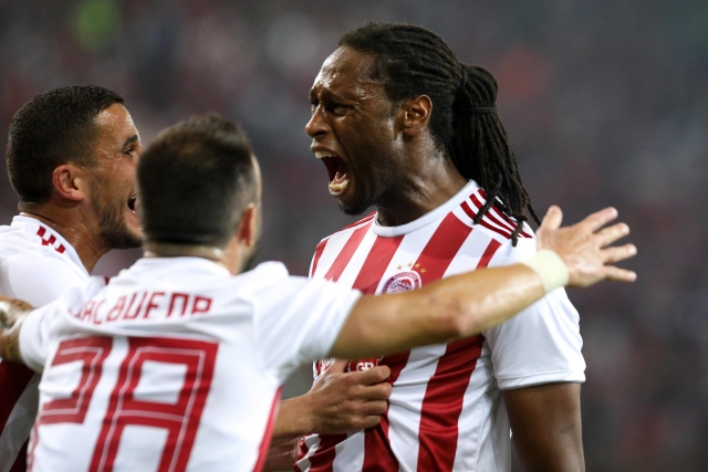 Fotbalisté Olympiakosu slaví gól do sítě tureckého Basaksehiru.
