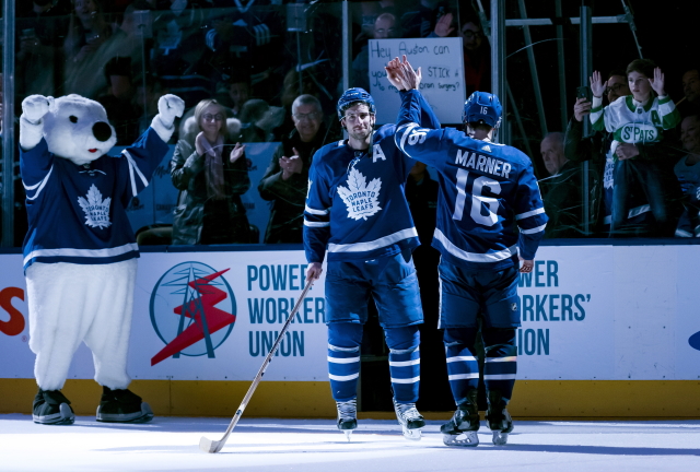 Mitch Marner si plácá s parťákem z týmu Johnem Tavaresem.