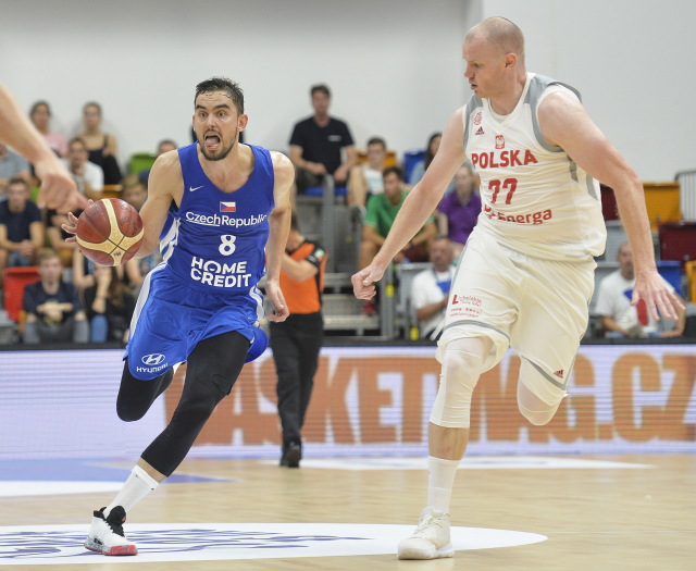 Tomáš Satoranský (v modrém) při zápase proti Polsku.
