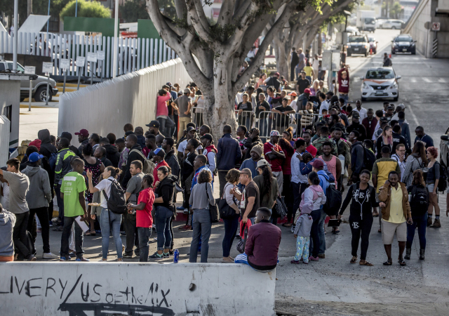 Migranti na hranicích v Mexiku, kteří se snaží získat azyl v USA.