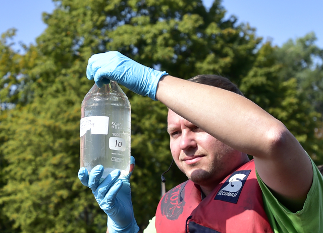 Ekologická organizace Greenpeace odebírala 5. září 2018 v Praze vzorky vltavské vody, kterou bude testovat ve své laboratoři v britském Exeteru na přítomnost mikroplastů.