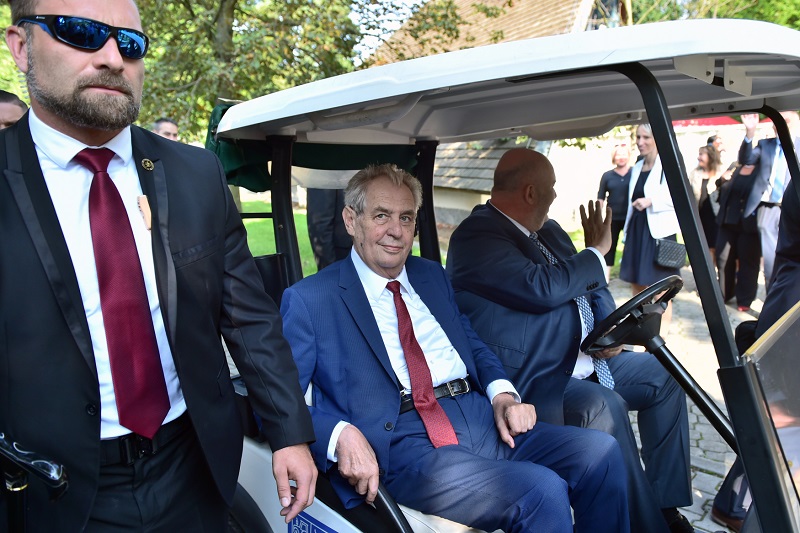 Miloš Zeman na zahájení akce přijel golfovým vozítkem.