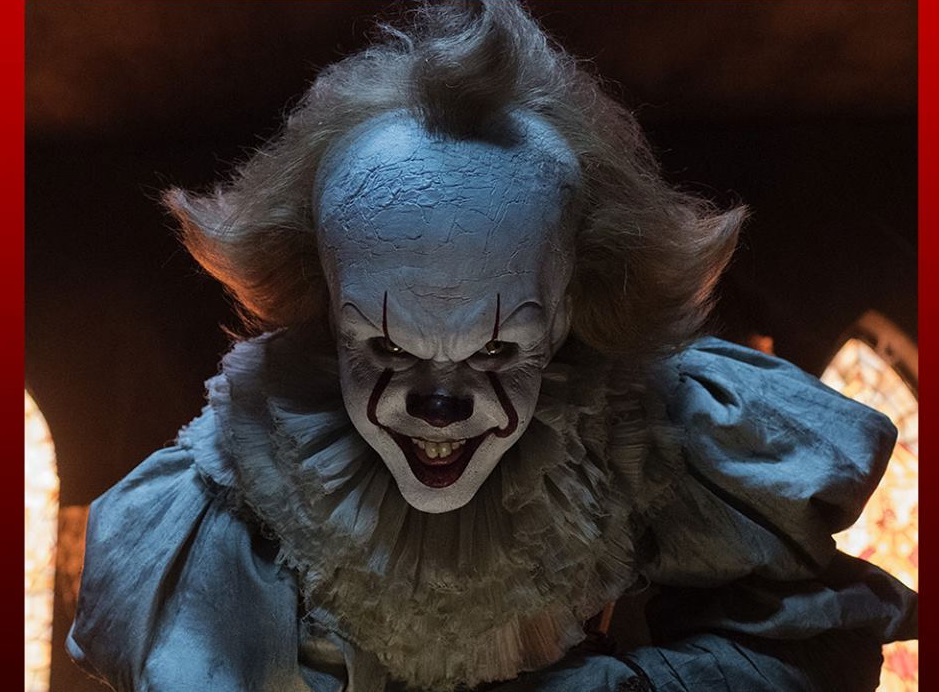 Klaun Pennywise v podání Billa Skarsgårda.