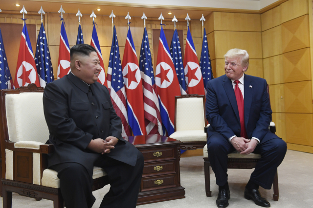 Severokorejský vůdce Kim Čong-un (vlevo) a prezident USA Donald Trump.