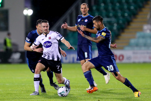 Hráči Slovanu Bratislava (v modrém) ve 3. předkole proti Dundalku.