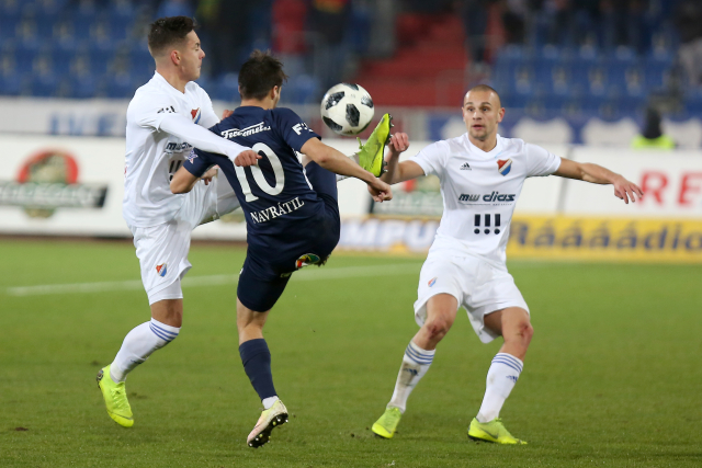 Zleva Robert Hrubý z Baníku Ostrava, Jan Navrátil ze Slovácka, Denis Granečný z Baníku Ostrava během vzájemého duelu z loňské sezony.