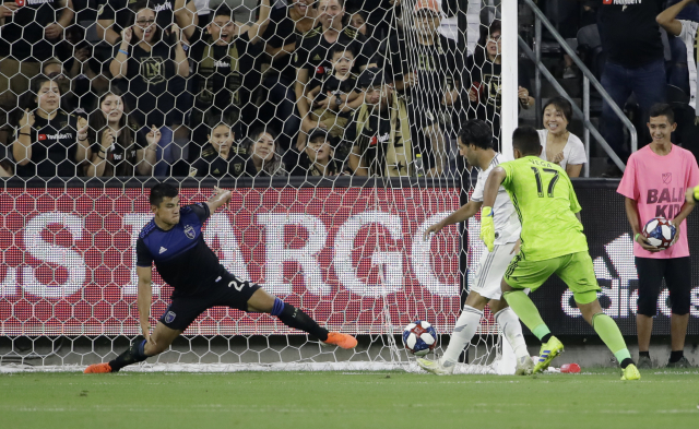 Carlos Vela (v bílém) při zakončení úchvatného sóla.