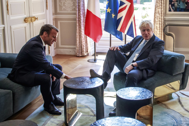 Zleva francouzský prezident Macron a britský premiér Johnson.