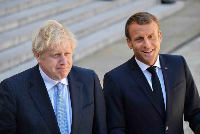 Britský premiér Boris Johnson (vlevo) a francouzský prezident Emmanuel Macron (vpravo).